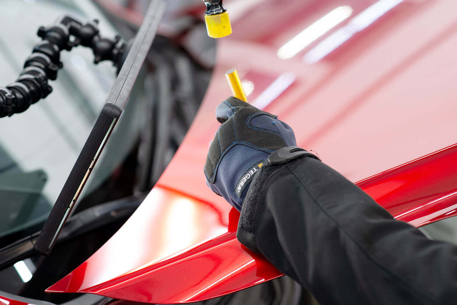 Delle wird geglättet Delle in der Motorhaube wird herausgedrückt