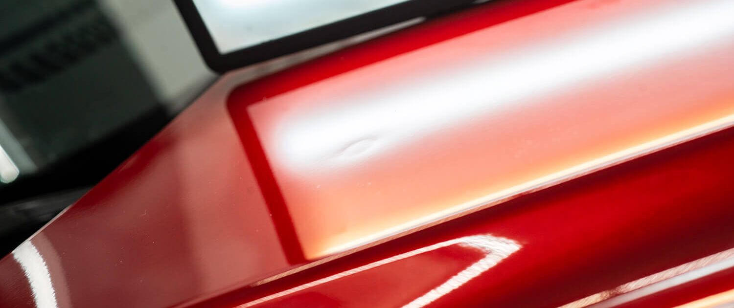 Dellen und Hagelschaden Deutliche Delle in der Motorhaube