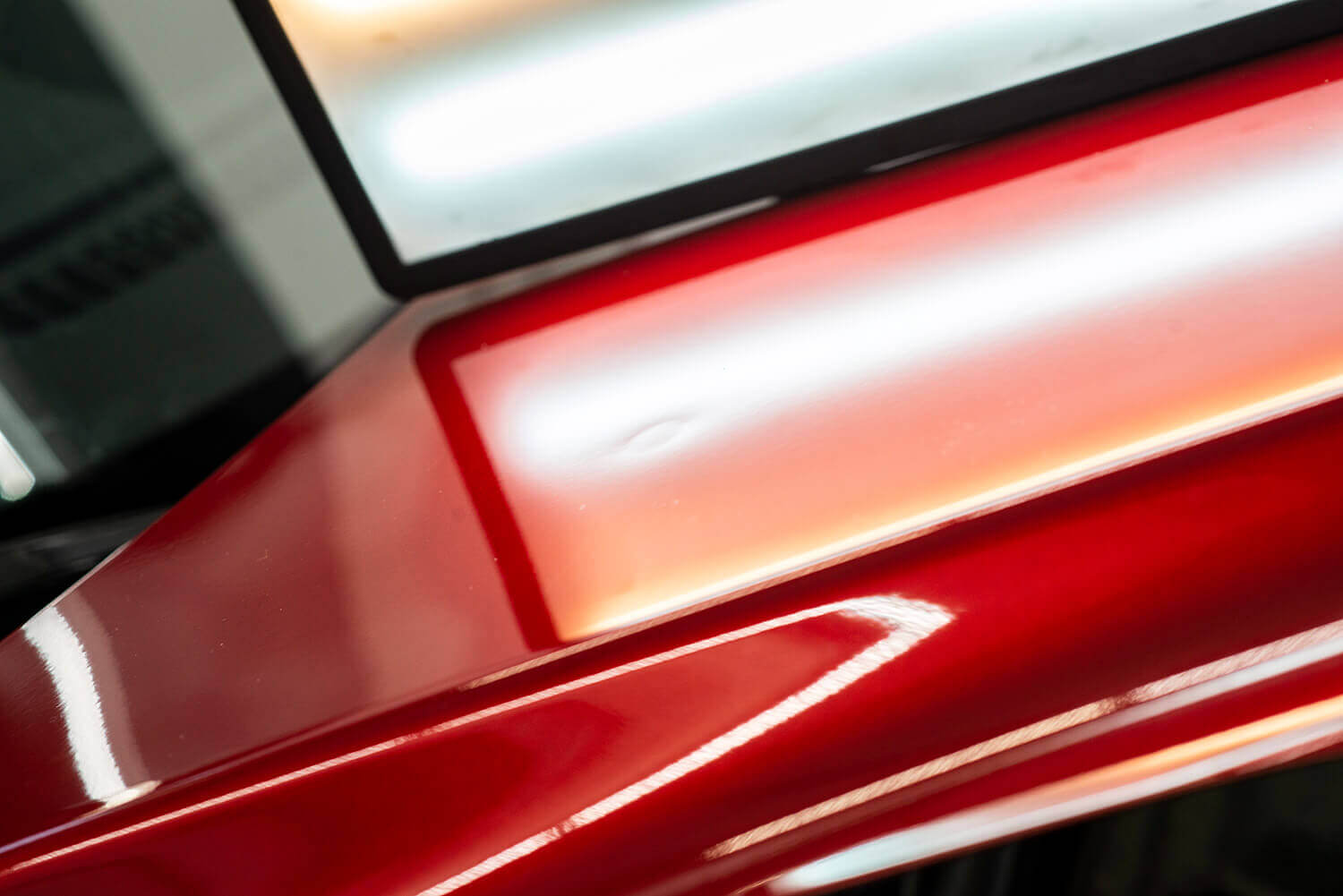 Dellen und Hagelschaden Deutliche Delle in der Motorhaube