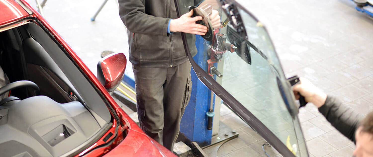 Neue Scheibe einsetzen Neue Auto Scheibe einsetzen