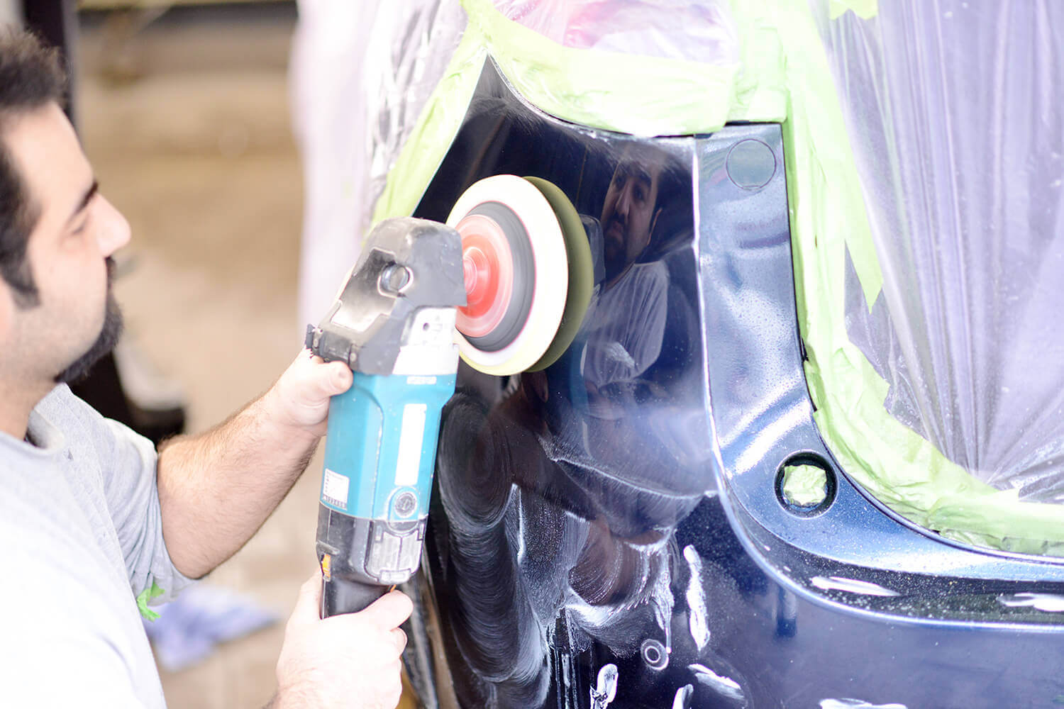Smart-Repair Polieren nach der Lackierung Durch Smart-Repair lackiert und anschließend poliert.